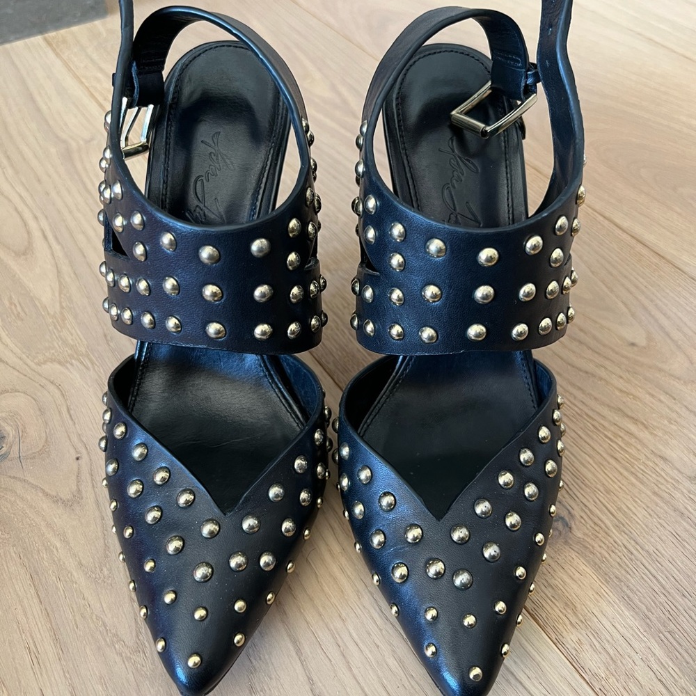 Isa Tapia Dez Heels